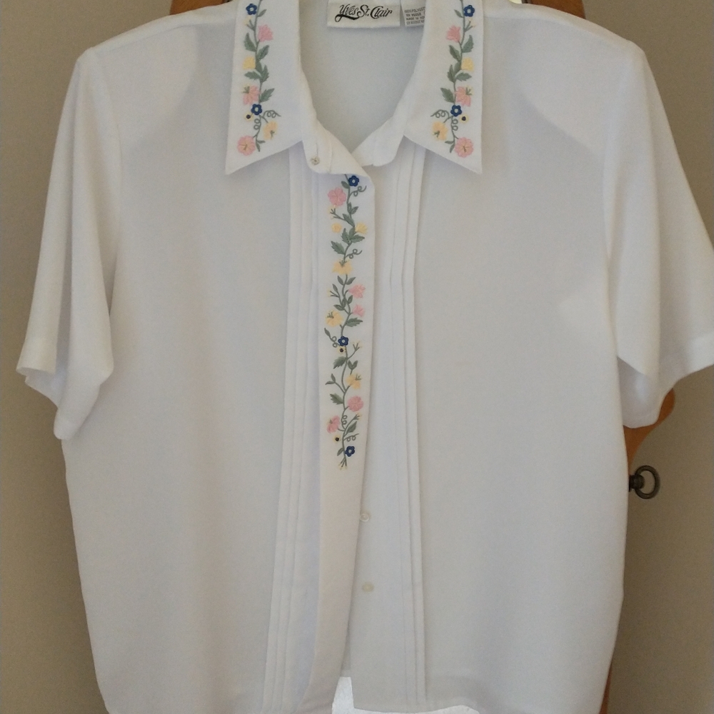 Yves St. Clair Ladies Blouse. White Floral Embroidery. Size 18. Short Sleeve